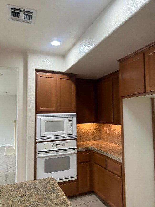 Building Photo - Large 4 Bedroom House