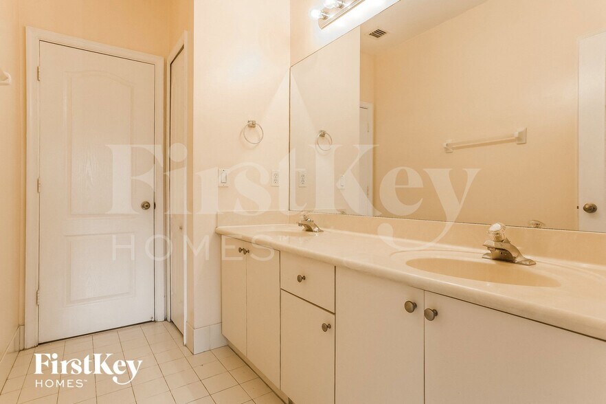 Building Photo - 2332 SW 126th Ave