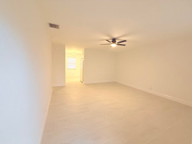 Building Photo - 626 Prosperity Farms Rd