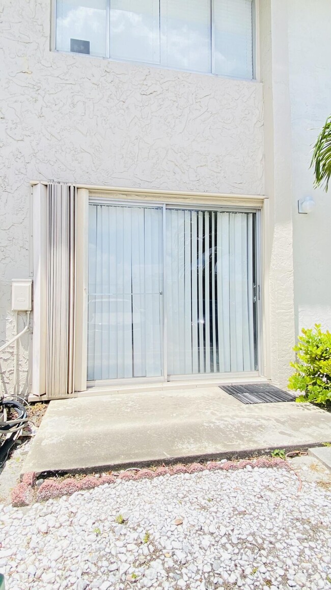 Building Photo - 3274 Coral Ridge Dr