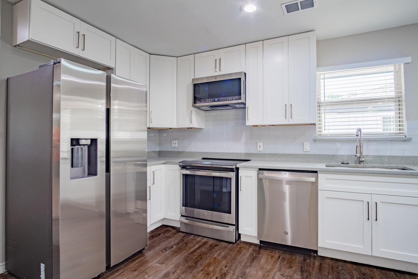 Building Photo - Gorgeous Prestonwood home with in-ground pool & large yard