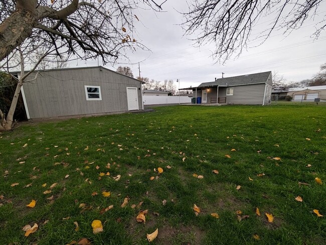 Building Photo - Gorgeous 3 Bed 2 Bath Orchards House with Shop