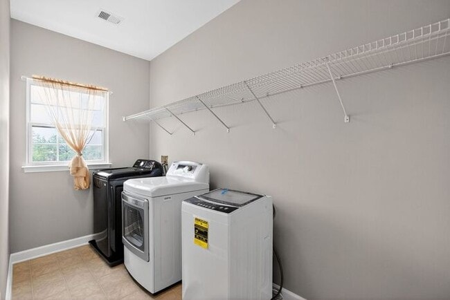 Building Photo - 2983 Devonfield Ave