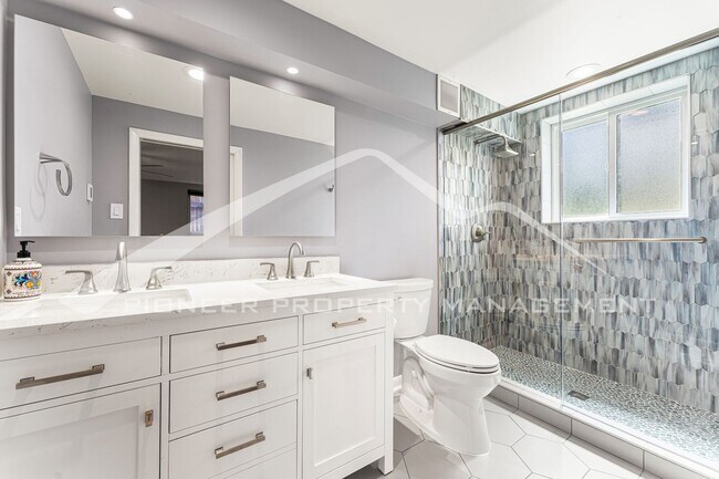 Building Photo - Charming Updated home with Garage and Cent...