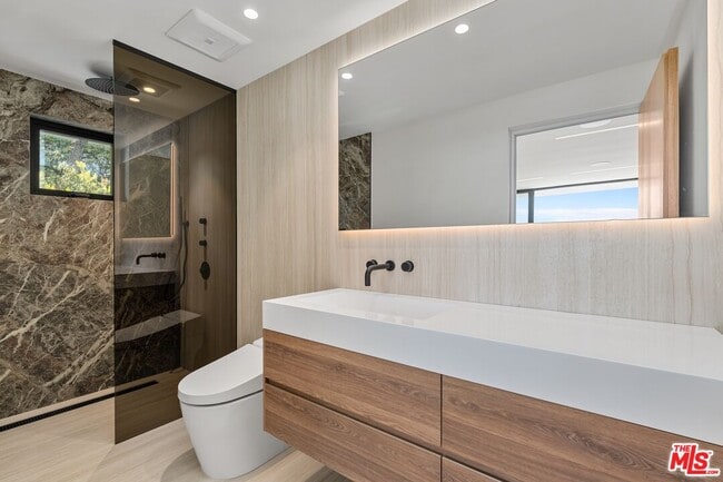 Building Photo - 2501 Banyan Dr
