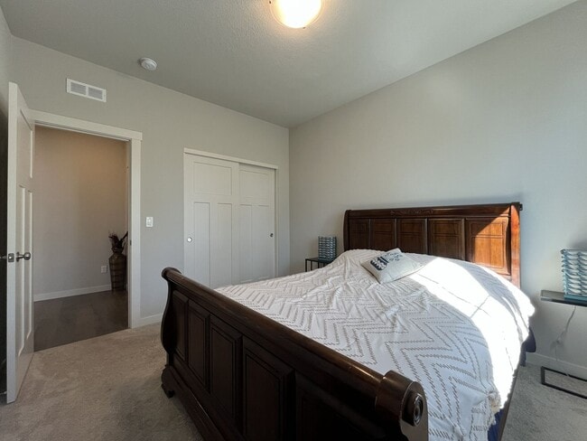 Building Photo - Spacious 5BR Home Near Mountainside High School with Loft, Balcony & Large Kitchen