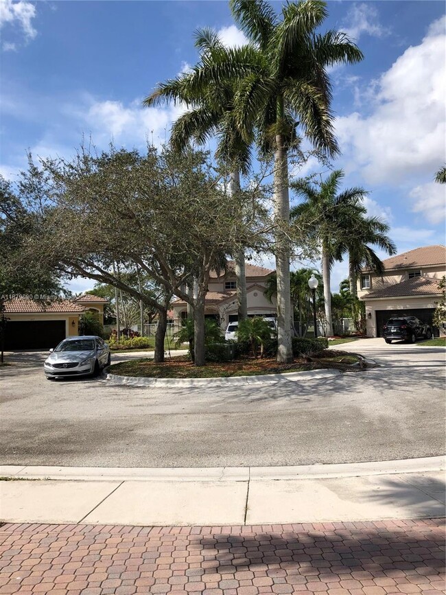 Building Photo - 693 Live Oak Ln