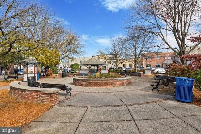 Building Photo - 405 York Rd