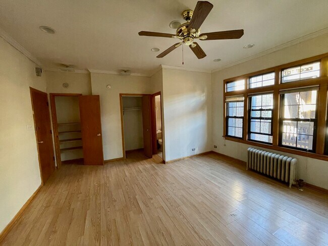 Building Photo - 1127 W Farwell Ave