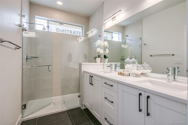 Building Photo - Beautiful Townhome in Southeast Denver
