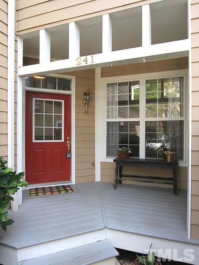 Building Photo - Beautifully Updated Townhome in Prime Carrboro Location – Walk to Downtown & Weaver Street Market