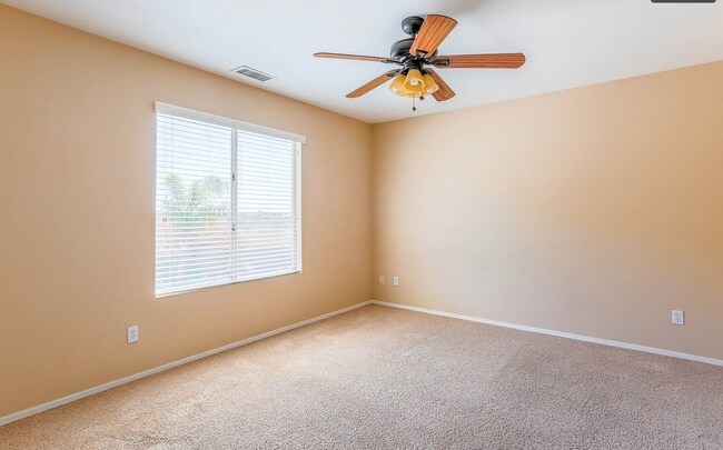 Building Photo - Three bed and two /half bath North Phoenix