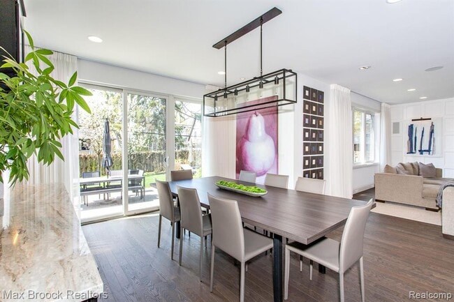 Building Photo - 25925 York Rd