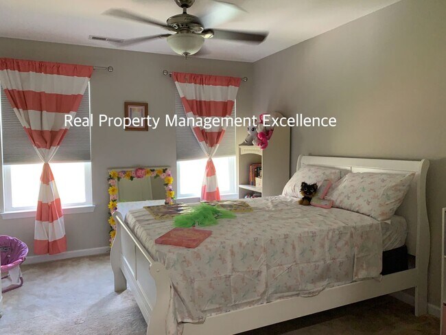 Building Photo - Gorgeous End-Unit TH In Desired Cary Locat...