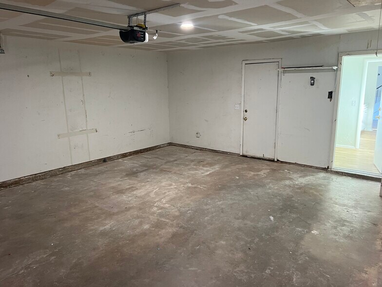 Building Photo - 2827 Indian Creek Blvd