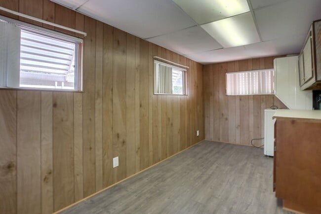 Building Photo - 55+ Mobile Home Community, 2 Bedroom + Sun...