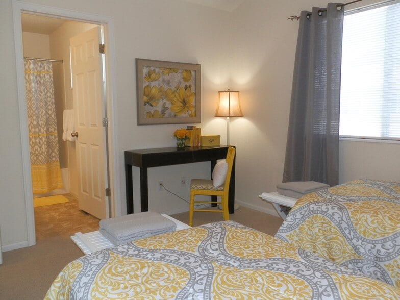 Secondary Bedroom with en suite bathroom - 5412 Seal Alley