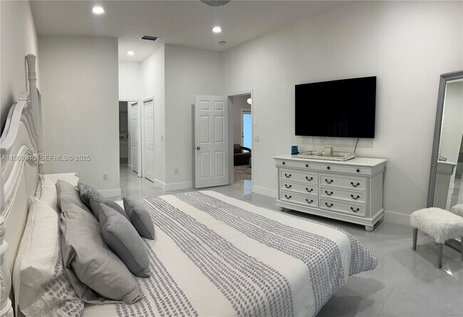 Building Photo - 10664 Paso Fino Dr