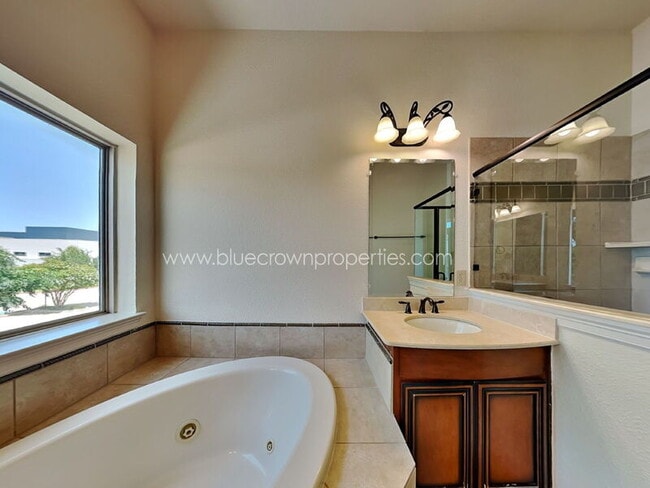 Building Photo - 4037 Winsor Dr