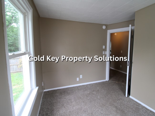 Building Photo - All Electric 3 BR 1 BA House with Garage, ...