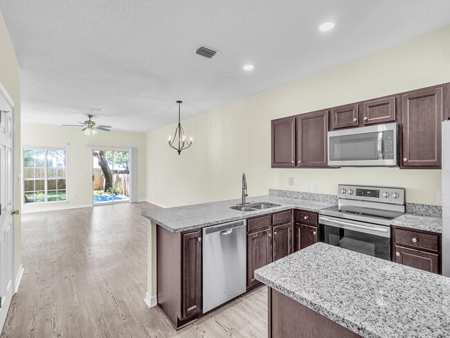Building Photo - 2717 Bay Club Dr