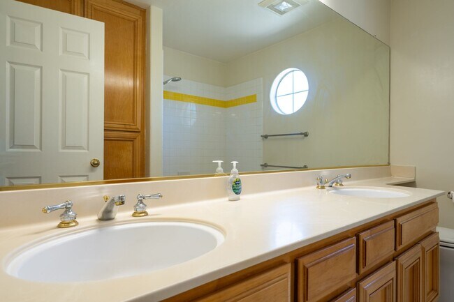 Building Photo - ***Exceptional 3BR/2.5BA Residence in Prime *** San Leandro Location