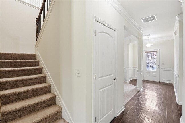 Building Photo - 906 Donington Cir SE