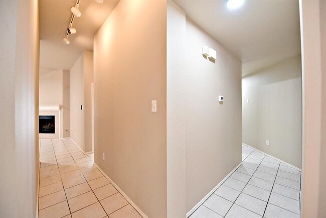 Building Photo - 3924 Newland Dr