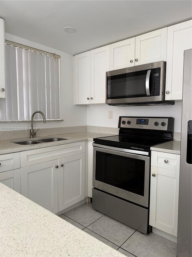 Building Photo - 8897 Fontainebleau Blvd