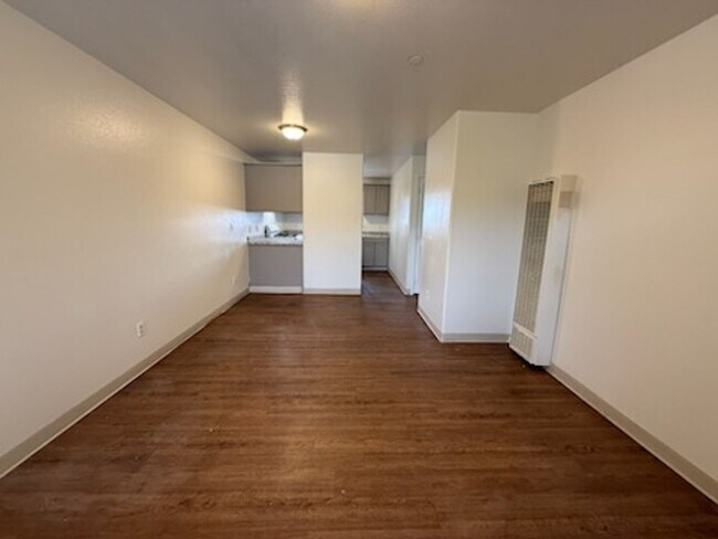 Building Photo - 1 Month Free - Upstairs 2 Bedroom Apartment
