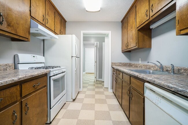 Building Photo - **AVAILABLE JULY 1ST** UPDATED 2 Bed/1.5 Bath Eastside Duplex