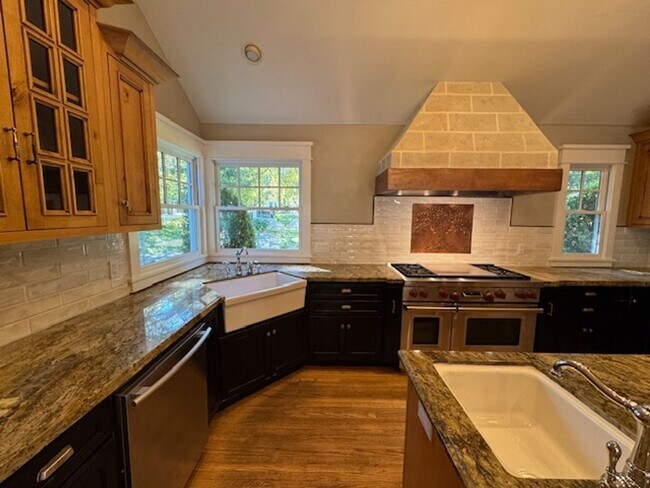 Building Photo - Gorgeous 5 bedroom, 4.5 bath, Westside Dan...