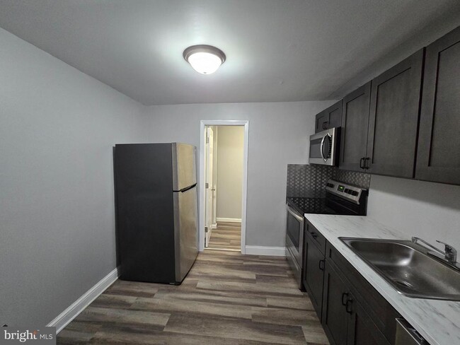 Building Photo - 121 W Jersey Ave