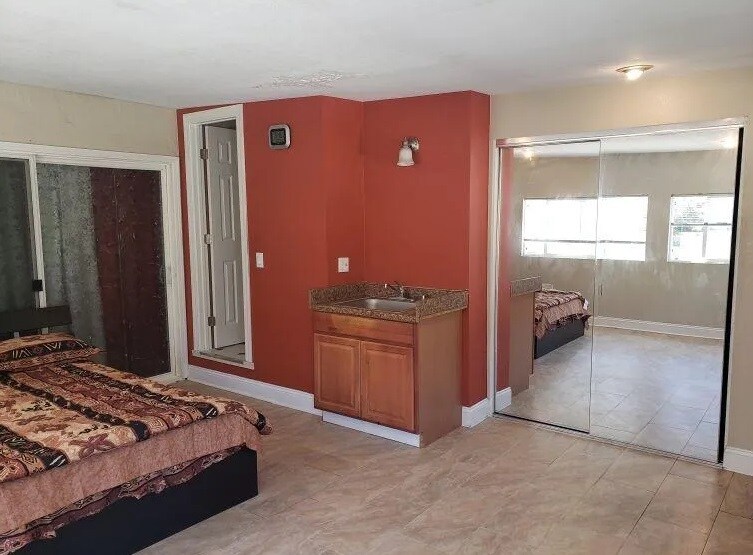 Building Photo - 4728 Mendoza Ave