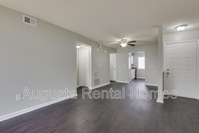 Building Photo - 2814 Thomas Ln