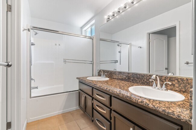 Building Photo - SPECIAL OF THE MONTH -   Beautiful NW Bakersfield Home with Lake Access!!