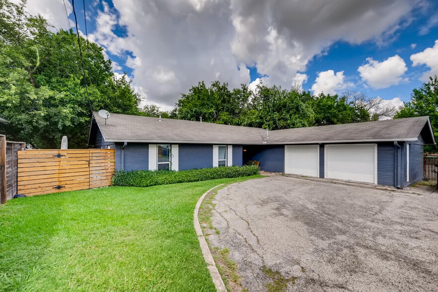 Building Photo - 3208 Northeast Dr