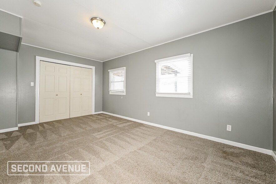 Building Photo - 1926 Sloan Ave