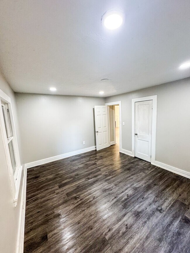 Building Photo - ? Charming 2 Bedroom Home with Garage & Ba...