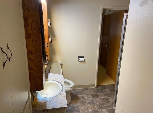 Building Photo - 3 bedroom, 2 bath westside Porterville