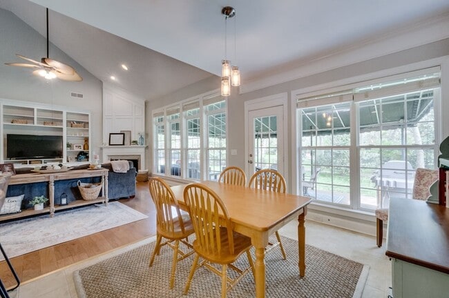 Building Photo - 2005 Daylily Dr