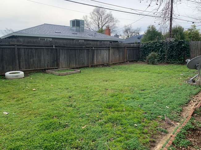 Building Photo - 3 bedroom home with new floors