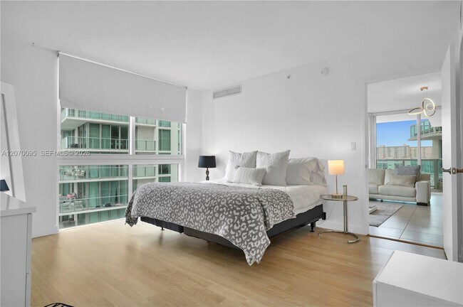 Building Photo - 250 Sunny Isles Blvd