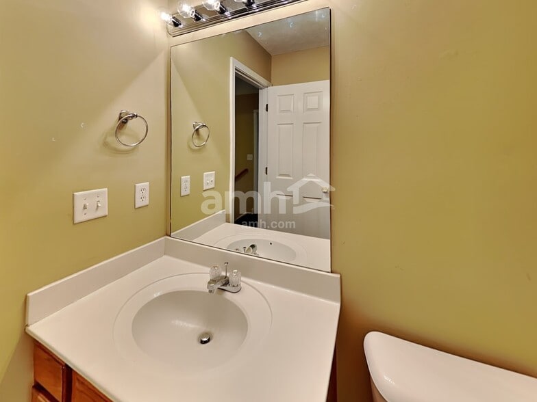 Building Photo - 6012 Mountview Dr