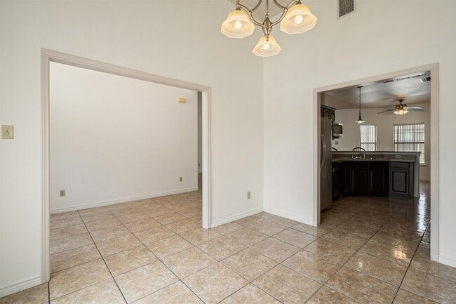 Building Photo - 302 Echo Valley Dr