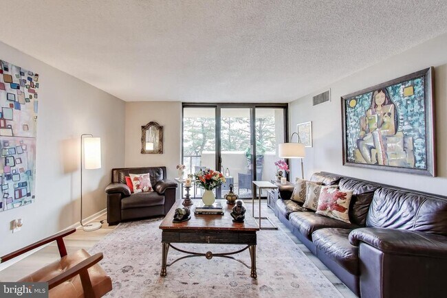 Building Photo - 1101 S Arlington Ridge Rd