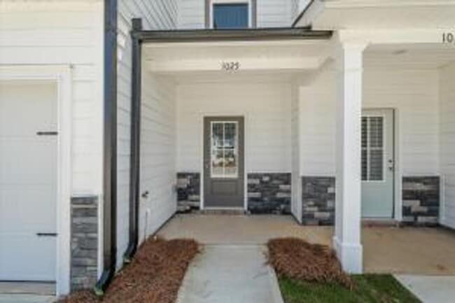 Building Photo - 1005 Linsmore Ave