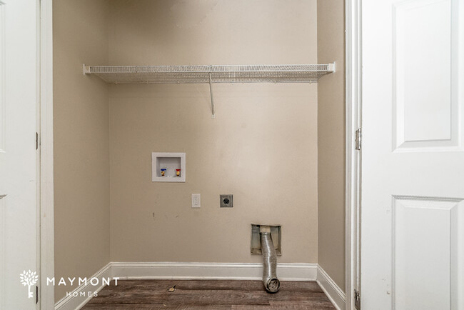Building Photo - 3-Bedroom Charming Townhome