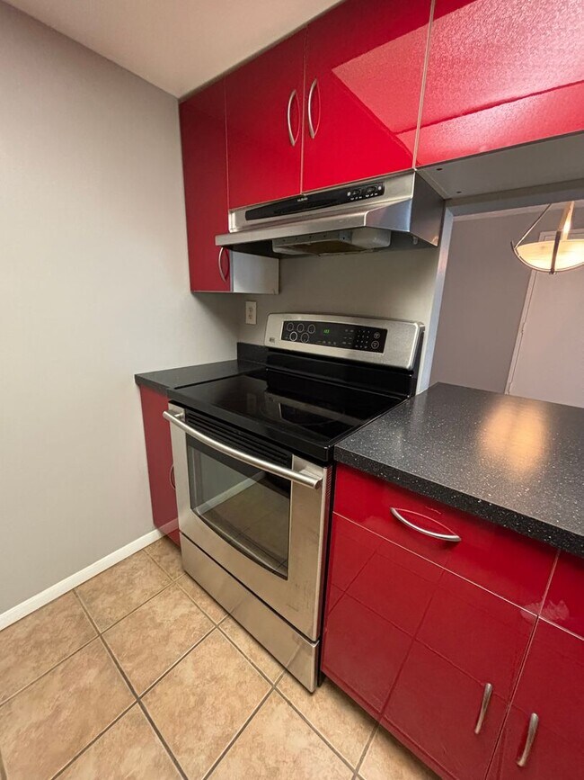 Building Photo - 2 Bedroom Condo in Hunting Ridge