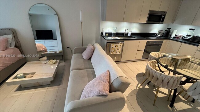 Building Photo - 1010 Brickell Ave